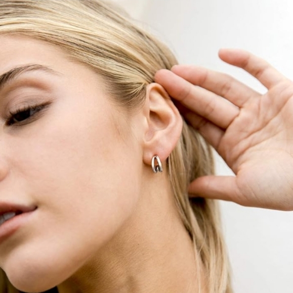 14K Gold Plated Sterling Silver Split Hoop Huggie Earrings White Gold - Picture 4 of 6